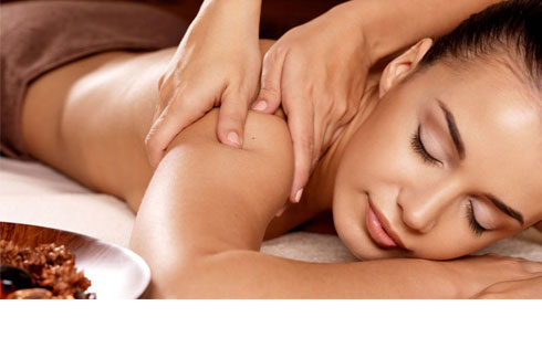 massagem no ombro durante drenagem linfática