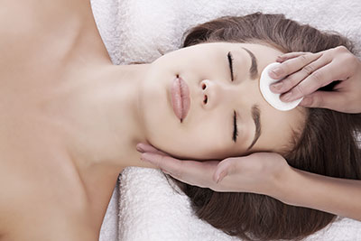 Limpeza de pele com sucção remoção de cravos e espinhas com sucção durante limpeza de pele