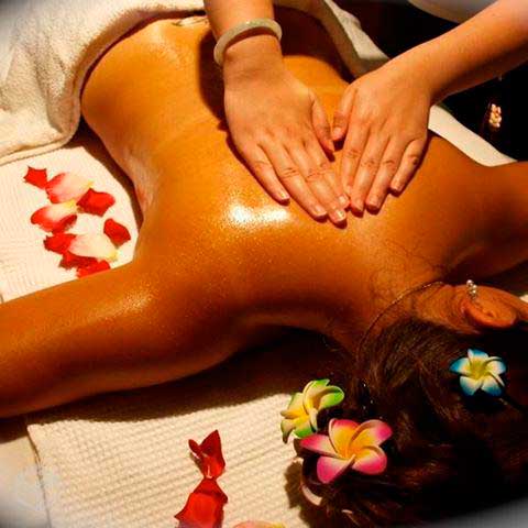 Massagem relaxante mulher recebe massagem relaxante nas costas